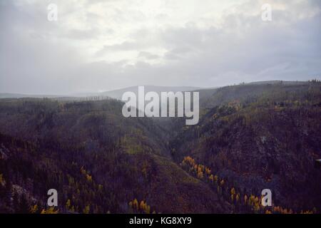 Einen abendlichen Spaziergang mit schöner Aussicht auf Myra Provincial Park im Herbst Saison. Eine der besten Wanderung in Kelowna, British Columbia. Stockfoto