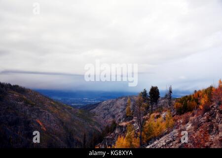 Einen abendlichen Spaziergang mit schöner Aussicht auf Myra Provincial Park im Herbst Saison. Eine der besten Wanderung in Kelowna, British Columbia. Stockfoto