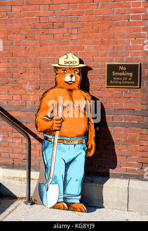 Smokey Bär Maskottchen Abbildung auf der Vorderseite des US Forest Service Gebäude in Washington, DC, Vereinigte Staaten von Amerika, USA. Stockfoto