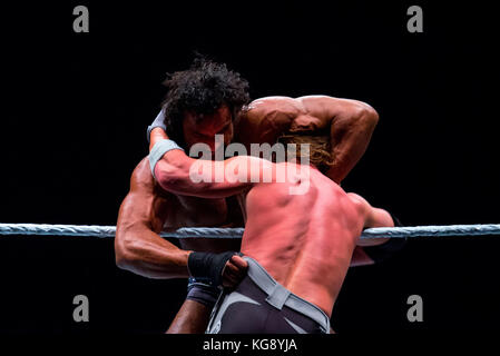 BARCELONA-NOV 4: Die Ringer AJ Styles und Jinder Mahal in Aktion bei WWE Live auf der Palau Sant Jordi am 4. November 2017 in Barcelona, Spanien. Stockfoto