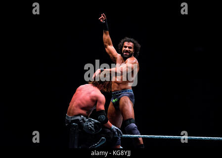 BARCELONA-NOV 4: Die Ringer AJ Styles und Jinder Mahal in Aktion bei WWE Live auf der Palau Sant Jordi am 4. November 2017 in Barcelona, Spanien. Stockfoto