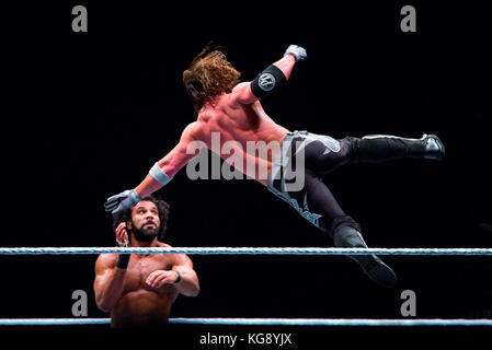 BARCELONA-NOV 4: Die Ringer AJ Styles und Jinder Mahal in Aktion bei WWE Live auf der Palau Sant Jordi am 4. November 2017 in Barcelona, Spanien. Stockfoto