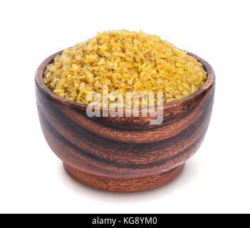 Bulgur in Houten auf weißem Hintergrund Stockfoto
