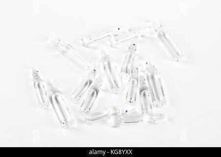 Set aus transparentem Glas Ampullen mit Flüssigkeit. Stockfoto