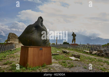 Ruinen von Pompeji ausgestellt nach archäologischen Ausgrabungen. moderne Skulpturen von Igor Mitoraj. Bronze head' luci di Nara' Stockfoto