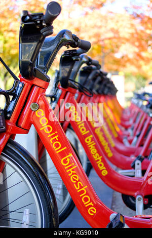 Hauptstadt Bikeshare Fahrradträger mit einer Reihe von rote Fahrräder in Washington, DC, Vereinigte Staaten von Amerika, USA. Stockfoto