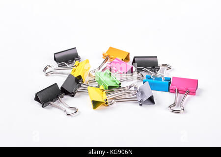 Viele binder clips auf weißem Hintergrund. Stockfoto