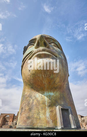 Ruinen von Pompeji ausgestellt nach archäologischen Ausgrabungen. moderne Skulpturen rund um die Website des Bildhauers Igor Mitoraj. Bronze head' tindaro' Stockfoto