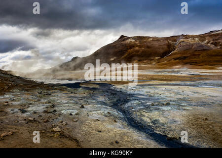 Hverir geothermische Gebiet in der Nähe von Myvatn Island mit Wolken und Himmel ein Stockfoto