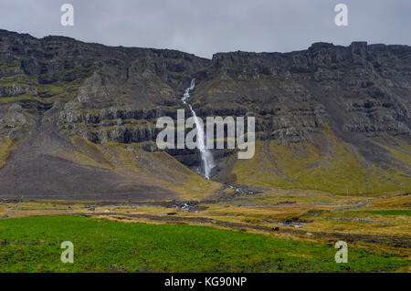 Hegifoss Wasserfall in Island mit Berge und bewölkter Himmel Nebel Stockfoto