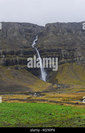 Hegifoss Wasserfall in Island mit Berge und bewölkter Himmel Nebel Stockfoto