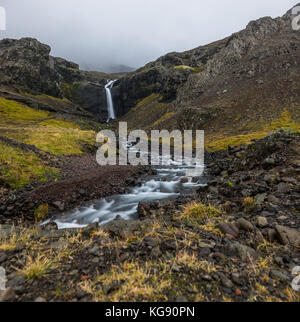 Hegifoss Wasserfall in Island mit Berge und den Fluss lange Expo Stockfoto