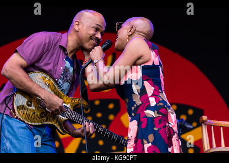 Charlton Johnson an der Gitarre mit Dee Dee Bridgewater singen mit Ihrer neuen Band Memphis - Monterey Jazz Festival, Kalifornien Stockfoto