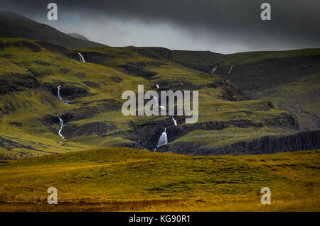 Isländische Landschaft mit Nebel Berge mit und kleinen Wasserfällen Stockfoto