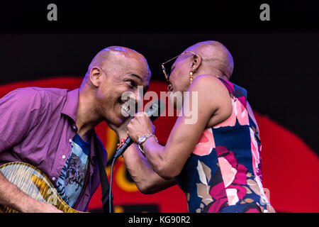 Charlton Johnson an der Gitarre mit Dee Dee Bridgewater singen mit Ihrer neuen Band Memphis - Monterey Jazz Festival, Kalifornien Stockfoto