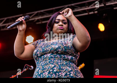 Backup Sängerin für Dee Dee Bridgewater mit Ihrer neuen Band Memphis - Monterey Jazz Festival, Kalifornien Stockfoto