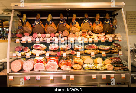 Auswahl an Wurst und Schinken in einer lokalen deli Lebensmittelhändler in Florenz Stockfoto