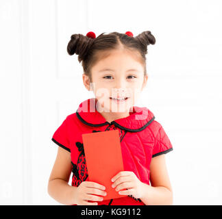 Happy Chinese New Year. kleine Mädchen mit roten Umschlag Stockfoto