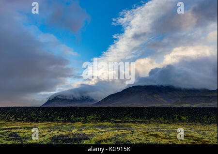 Vatnajökull Gletscher bedeckt Nebel mit Bergen und blauem Himmel Stockfoto