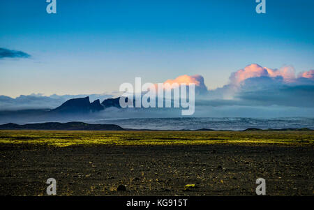 Vatnajökull Gletscher bedeckt Nebel mit Bergen und blauem Himmel Stockfoto