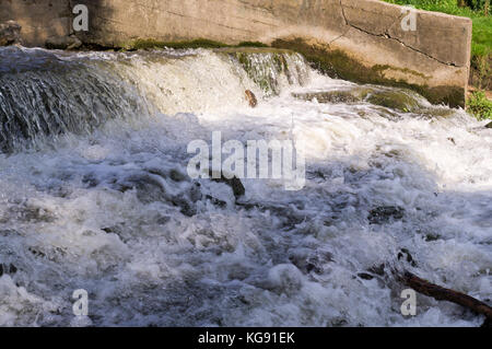 Kleiner Wasserfall im Sommer, fließendes Wasser. Hintergrund, Natur. Stockfoto