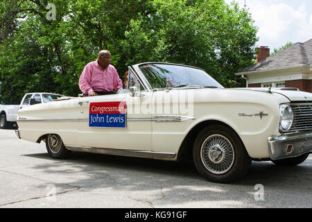 Atlanta, GA, USA - 29. April 2017: georgia Kongressabgeordneten John Lewis fährt in einem Cabrio, als er an den jährlichen Inman Park Festival Parade findet. Stockfoto