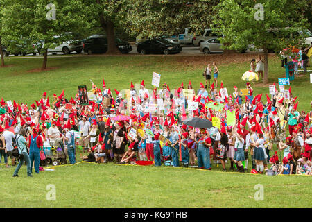 Atlanta, GA, USA - 29. April 2017: eine große Gruppe von Menschen gekleidet, wie Zwerge in Inman Park versammeln, um zu versuchen, einen Weltrekord brechen Gnome versammelt. Stockfoto