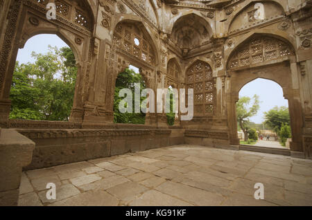 Innenansicht einer großen Kuppel bei Jami Masjid (Moschee), UNESCO-geschützten Champaner - Pavagadh Archäologischen Park, Gujarat, Indien. Datiert bis 1513, Bau Stockfoto