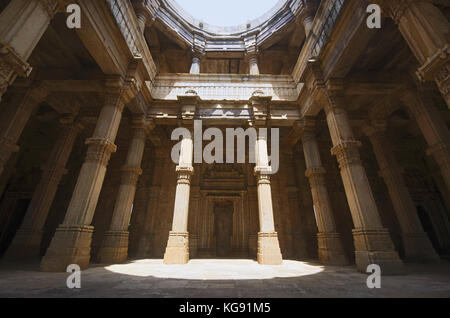 Innenansicht von Kevada Masjid (Moschee), hat Minarette, Globenartige Kuppeln und schmale Treppen. Erbaut in Champaner während der Zeit von Mahmud Begada, UNESCO PR Stockfoto