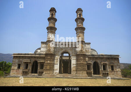 Außenansicht von Kevada Masjid (Moschee), hat Minarette, Globenartige Kuppeln und schmale Treppen. Erbaut in Champaner während der Zeit von Mahmud Begada, UNESCO PR Stockfoto