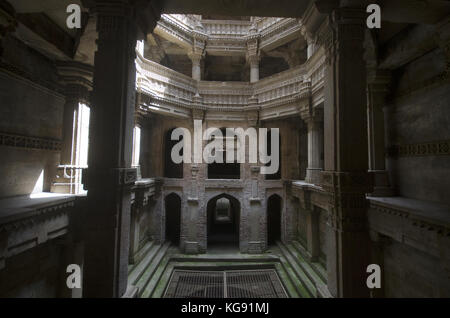 Die innere Sicht der Adalaj Ni Vav (Stepwell) oder Rudabai Stepwell. Im Jahre 1498 fünf Stockwerke tief gebaut. Ahmedabad, Gujarat, Indien. Stockfoto