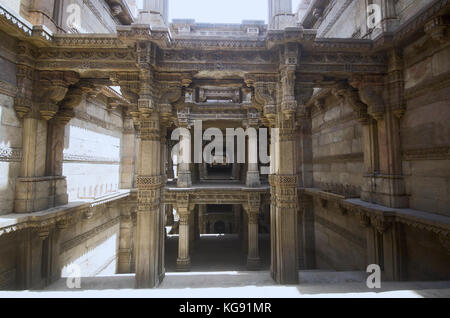 Die innere Sicht der Adalaj Ni Vav (Stepwell) oder Rudabai Stepwell. Im Jahre 1498 fünf Stockwerke tief gebaut. Ahmedabad, Gujarat, Indien. Stockfoto