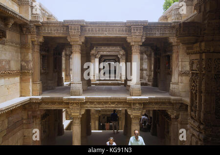 Die innere Sicht der Adalaj Ni Vav (Stepwell) oder Rudabai Stepwell. Im Jahre 1498 fünf Stockwerke tief gebaut. Ahmedabad, Gujarat, Indien. Stockfoto