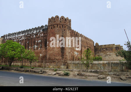 Außenansicht des Süd Bhadra Tores und der Wand des Champaner Fort, gelegen in UNESCO geschütztem Champaner - Pavagadh Archäologischer Park, Gujarat, Indien Stockfoto