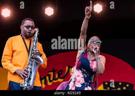 Saxophonist bryant Lockhart mit Dee Dee Bridgewater singen mit Ihrer neuen Band Memphis - Monterey Jazz Festival, Kalifornien Stockfoto