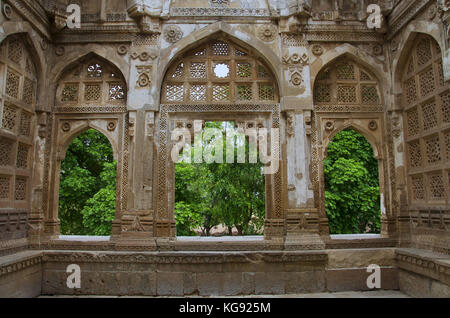 Innere geschnitzte Wand von Jami Masjid (Moschee), UNESCO-geschützten Champaner - Pavagadh Archäologischen Park, Gujarat, Indien. Daten bis 1513, Bau vorbei