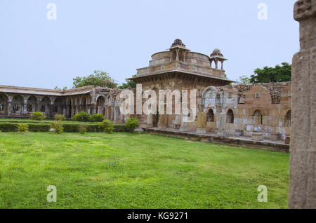 Außenansicht einer großen Kuppel über einem Podium, Jami Masjid (Moschee), UNESCO-geschützten Champaner gebaut - Pavagadh Archäologischen Park, Gujarat, Indien. Daten Stockfoto