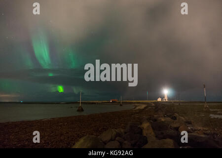 Nordlichter Aurora Borealis über Landschaft in Island mit Stockfoto