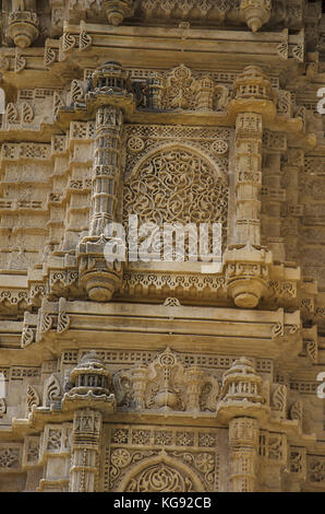 Details einer geschnitzten Säule der Außenwand von Kevada Masjid (Moschee), hat Minarette, Globus wie Kuppeln und enge Treppen, während der Zeit von Mahmud gebaut Stockfoto