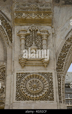 Schnitzarbeiten Details an der Außenwand der Nagina Masjid (Moschee), aus reinem weißen Stein gebaut. UNESCO-geschützte Champaner - Pavagadh Archäologischen Park, G Stockfoto