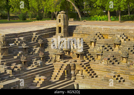 Kleine Schreine und Schritten auf den Boden des Behälters erreicht, der Sonnentempel. modhera Dorf mehsana Bezirk, Gujarat, Indien Stockfoto