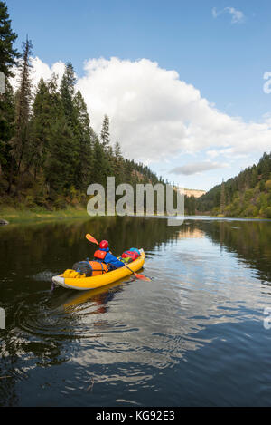 Frau paddeln eine aufblasbare Kajak hinunter die Grande Ronde River im Nordosten von Oregon. Stockfoto