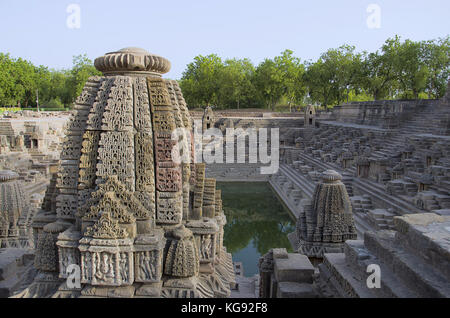 Kleine Schreine und Schritten auf den Boden des Behälters erreicht, der Sonnentempel. modhera Dorf mehsana Bezirk, Gujarat, Indien Stockfoto