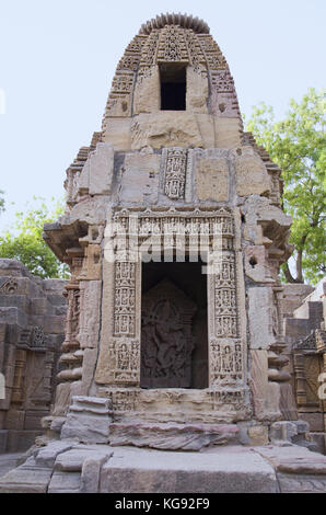 Kleine Schreine und Schritten auf den Boden des Behälters erreicht, der Sonnentempel. modhera Dorf mehsana Bezirk, Gujarat, Indien Stockfoto