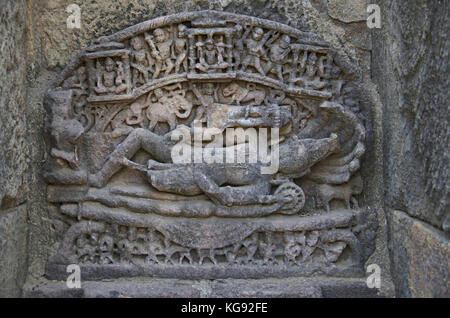 Geschnitzte Idol von Lord Vishnu auf der inneren Wand des kleinen Schrein. In 1026 gebaut - 27 ad während der Regierungszeit von bhima i des chaulukya Dynastie, modhera vi. Stockfoto