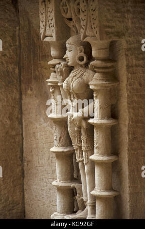 Carving Details zu einem Idol der Apsara, auf der inneren Wand der Rani ki vav entfernt. Patan, Gujarat, Indien. Stockfoto