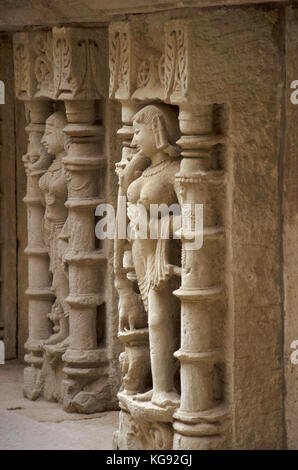 Carving Details zu einem Idol der Apsara, auf der inneren Wand der Rani ki vav entfernt, ein aufwendig konstruierte stepwell. Patan, Gujarat, Indien. Stockfoto