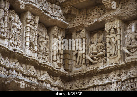 Geschnitzte Innenwände von Rani ki Vav, ein aufwendig konstruierte stepwell am Ufer des Flusses Saraswati. Patan, Gujarat, Indien. Stockfoto