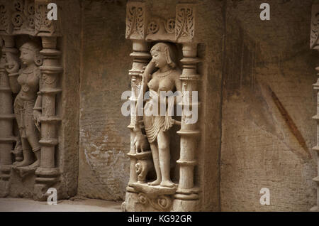 Carving Details zu einem Idol der Apsara, auf der inneren Wand der Rani ki vav entfernt. Patan, Gujarat, Indien. Stockfoto