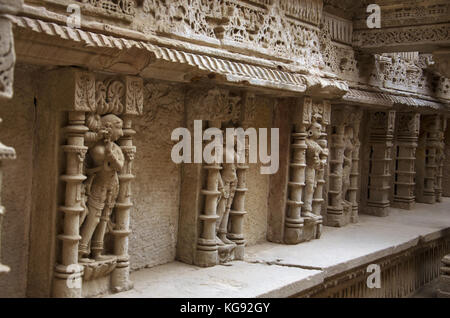 Geschnitzte Innenwände von Rani ki Vav, ein aufwendig konstruierte stepwell am Ufer des Flusses Saraswati. Patan, Gujarat, Indien. Stockfoto